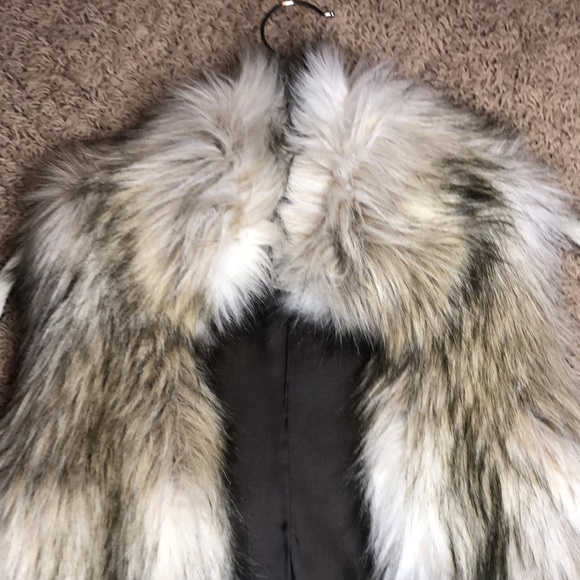 LOFT faux fur cropped vest - Picture 2 of 4